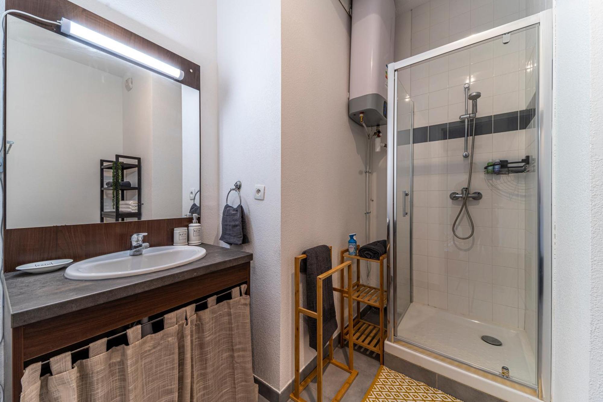 Stay Cosy Lille I Tourcoing - Appartement - Hypercentre - Parking Securise - Wifi - Netflix - Cuisine Buitenkant foto